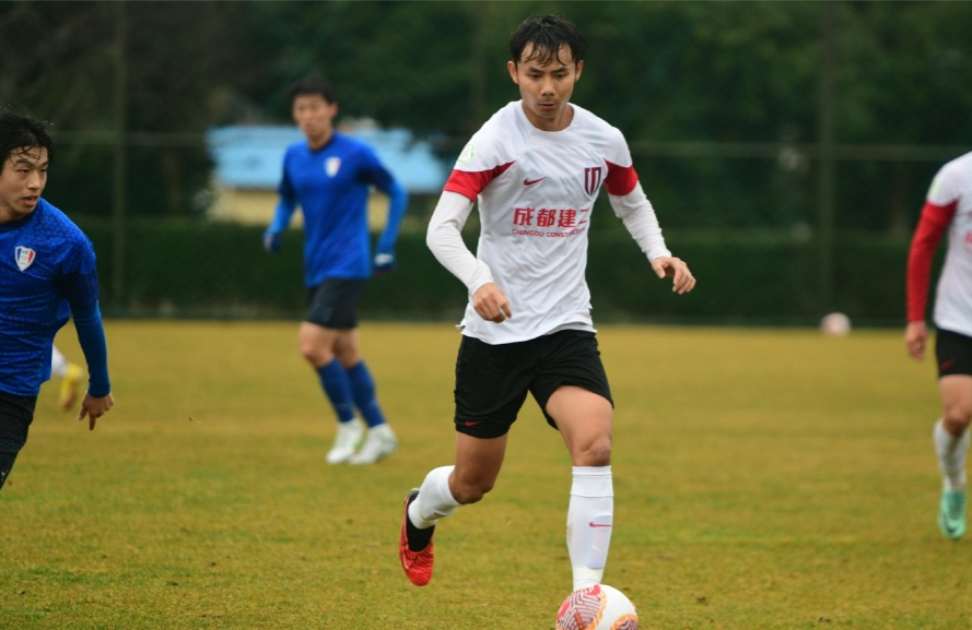 成都蓉城今晚临场应变，志在葡超名次提升，引发热议，更衣室氛围转暖的简单介绍